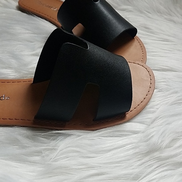 Black Open Toe Cutout Flat Sandal - Picture 5 of 6